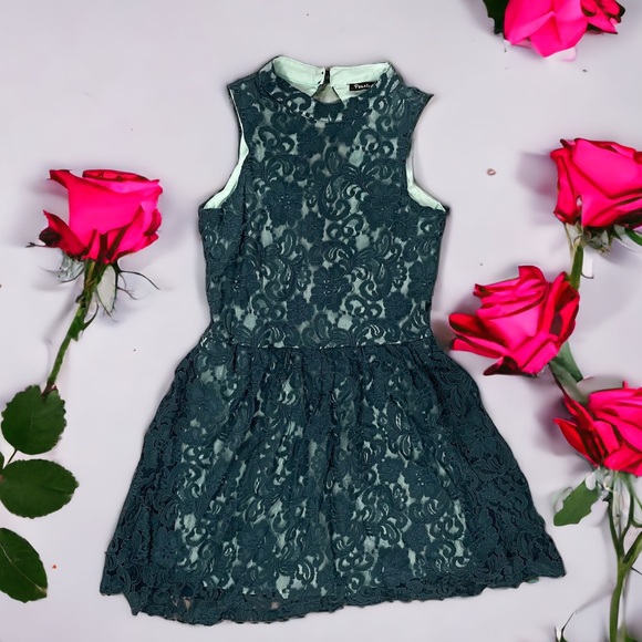Other - Penelope Tree Green Lace Dress